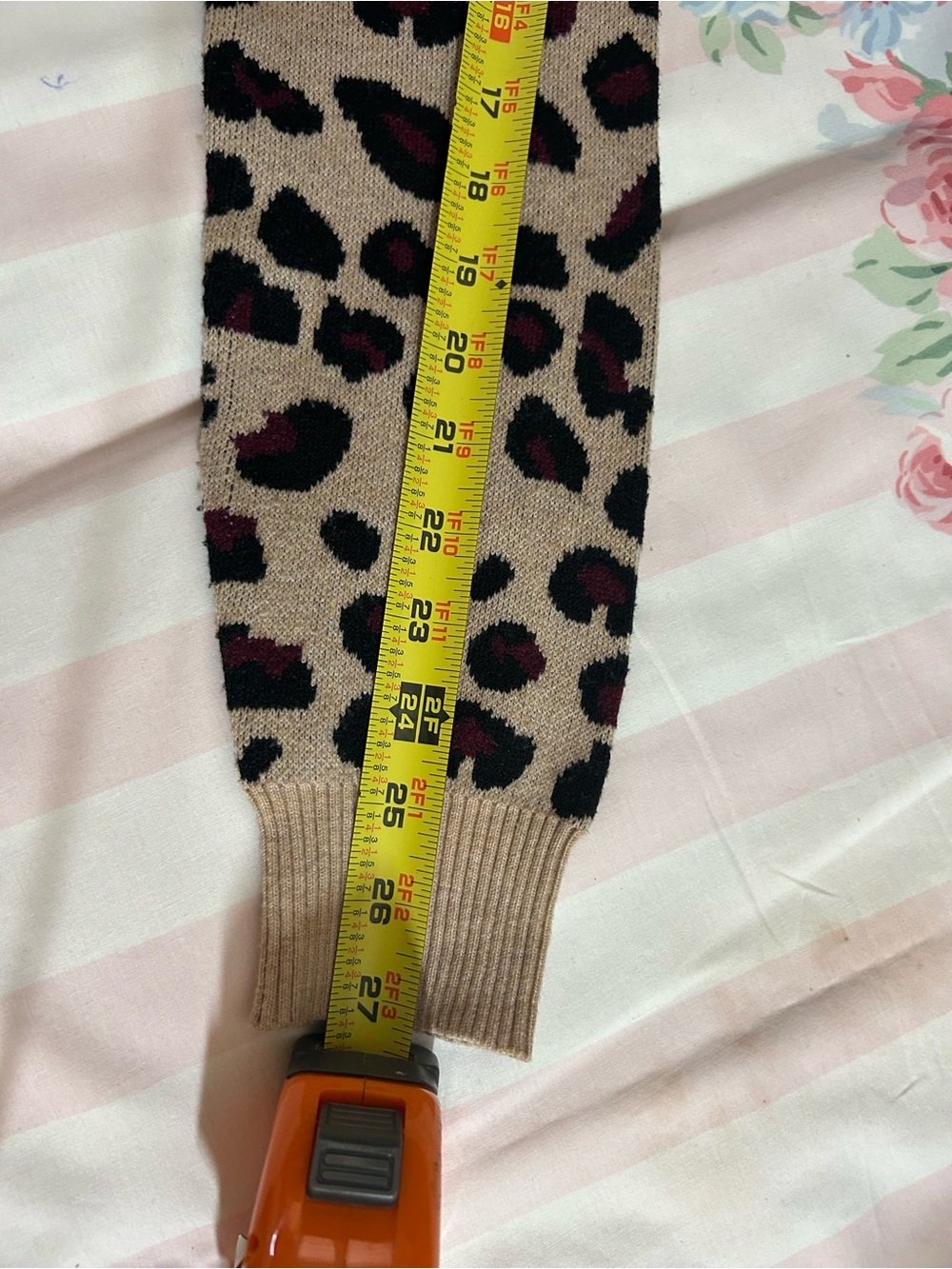 T Tahari Tan Leopard Print Crewneck Sweater Preppy Casual Animal Print - Picture 7 of 14